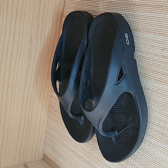 Oofos Original Recovery Flip Flop Sandal Shoes Black sz7 - Picture 2 of 7